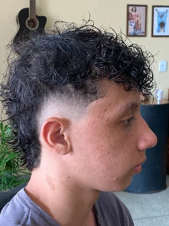Mullet cacheado com degradê na lateral