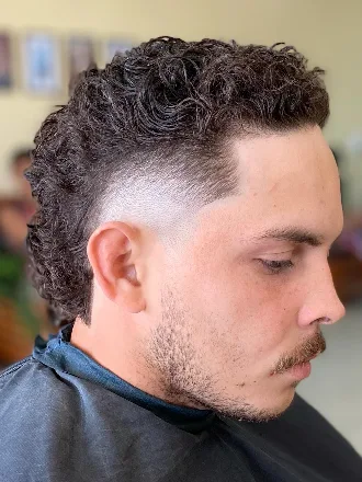 Mullet ondulado com degradê alto