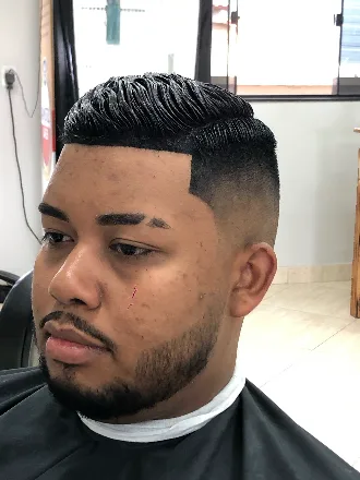 Degradê com topo ondulado e barba alinhada