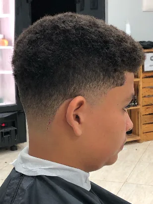 Degradê com topo crespo volumoso