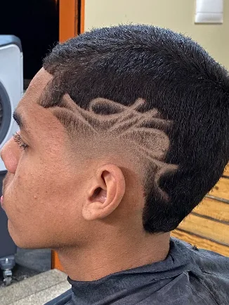 Freestyle de linhas entrelaçadas na lateral, sobre degradê