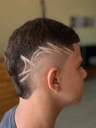 Freestyle de linhas pontiagudas na lateral, degradê alto
