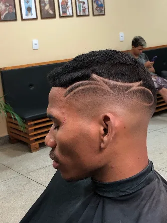 Freestyle de linhas curvas sobre degradê navalhado