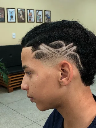 Freestyle de linhas entrelaçadas sobre degradê, cabelo crespo curto