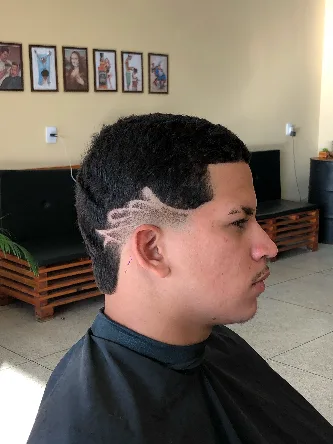 Freestyle de traços finos acima da orelha