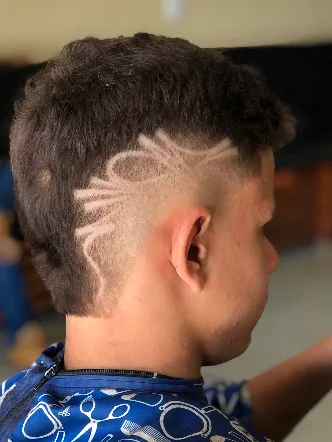 Freestyle com linhas curvas e retas ocupando toda a lateral