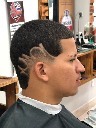 Freestyle de linhas curvas em corte curto com degradê