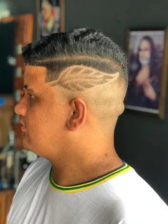 Freestyle com desenho de folha na lateral, sobre degradê